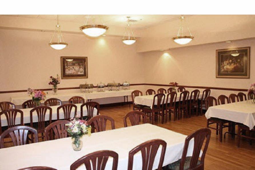 The Plaza Hotel & Suites Winona Room photo